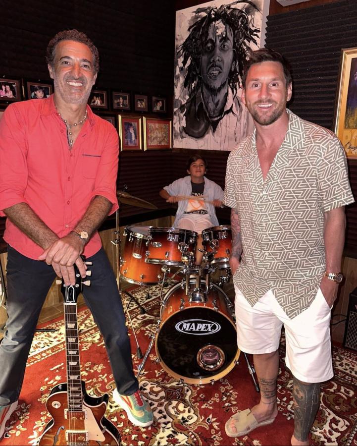 Imagen Messi, con el dueño del restaurante y uno de los hijos del 10 haciendo de baterista.