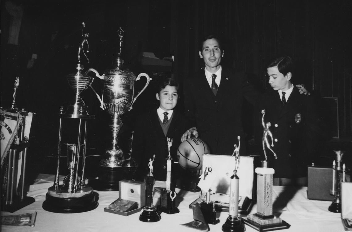 Imagen La gran noche de su homenaje. Los trofeos que testimonian el reconocimiento. Fue el sábado 27 de septiembre en el club Olimpo. La idea fue de Brusa, que hacía tiempo le llevaba una relación detallada de los torneos ganados en todos los niveles. Cuando se hizo la suma la admiración se multiplicó... ¡73 títulos!