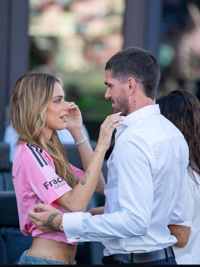 Imagen Tini junto con De Paul en la platea de Inter Miami.