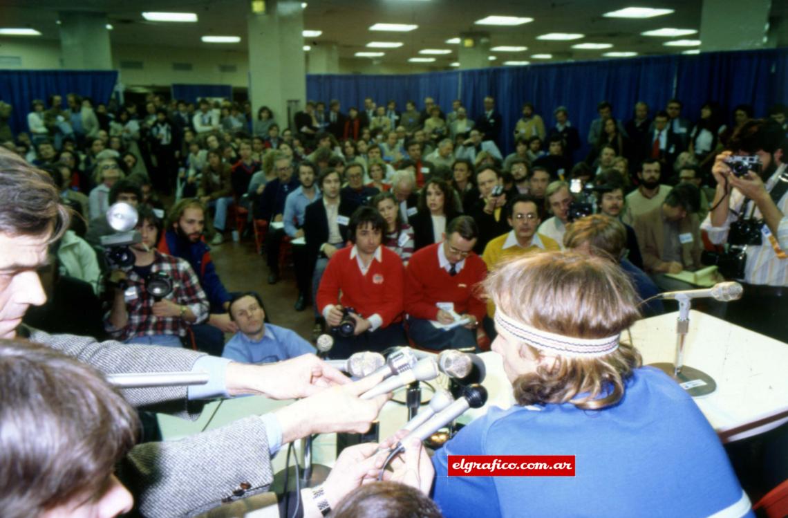 Imagen Frente a una multitud de periodistas. Brindando una conferencia de prensa.