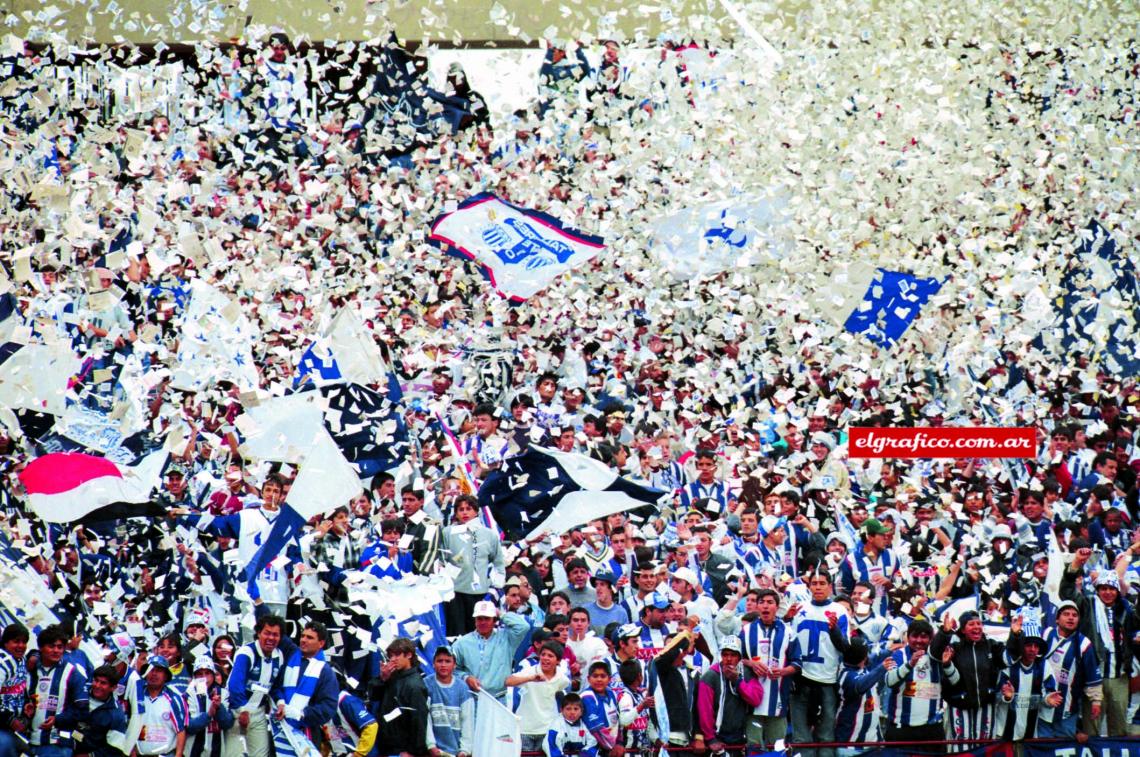 Imagen La hinchada de Talleres, protagonista del 3 a 1 en el clásico. Y en esto que puede llegar a gran momento. Más de 10 mil socios nuevos en la última conscripción. El 65% del estadio cubierto por la “T”.