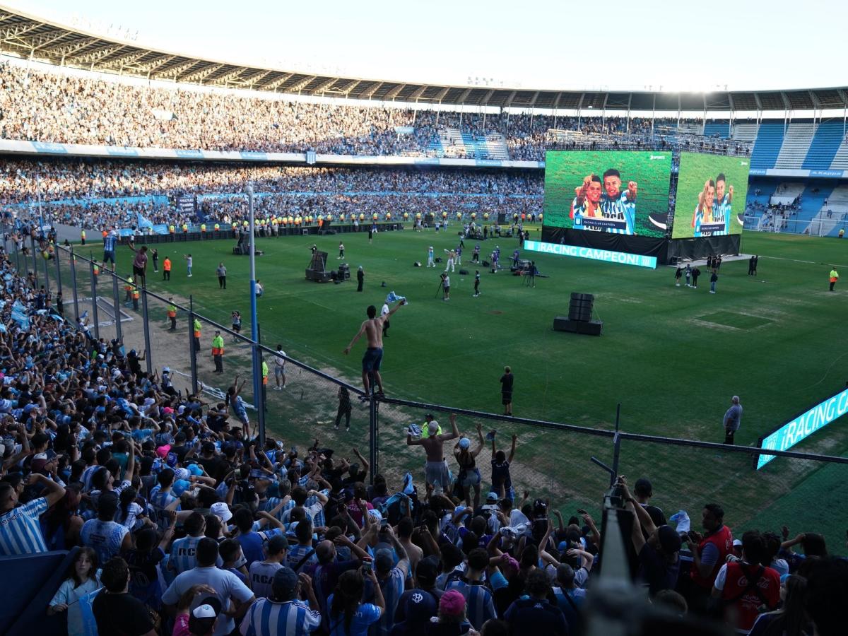 Imagen Los hinchas de Racing podrán volver a ver al equipo en el estadio por pantalla gigante.