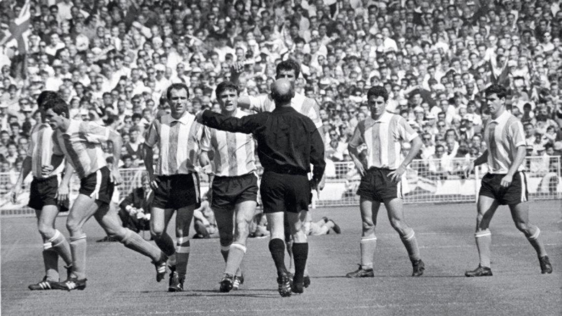 Imagen LA MÍTICA EXPULSIÓN FRENTE A INGLATERRA EN EL MUNDIAL ’66. “Lorenzo me había dicho que si el juez cobraba mal, pidiera un intérprete, porque yo era el capitán y existía una parte del reglamento que me amparaba. Pedí el intérprete porque el hijo de puta de Kreitlein (el árbitro) cobraba todo para ellos. No hice ningún foul violento, no insulté a nadie, sólo pedí el intérprete para que nos dejara de embromar, por eso le mostraba la cinta de capitán. El tipo no me daba bola, se iba, hasta que me echó. El partido estuvo parado como 30 minutos”.(Rattin)