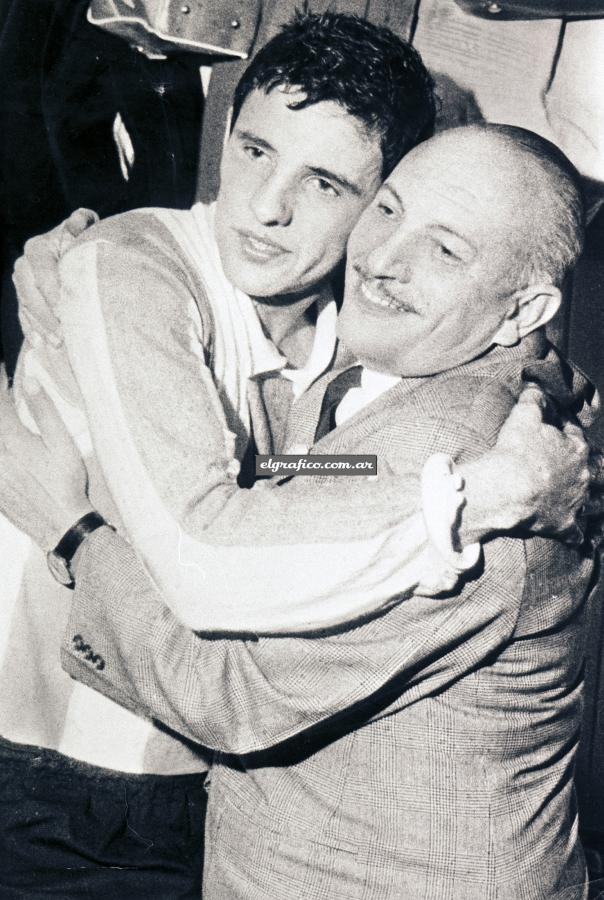 Imagen Debut triunfal en Inglaterra 1966. El abrazo inmortalizado entre Suárez y Artime.