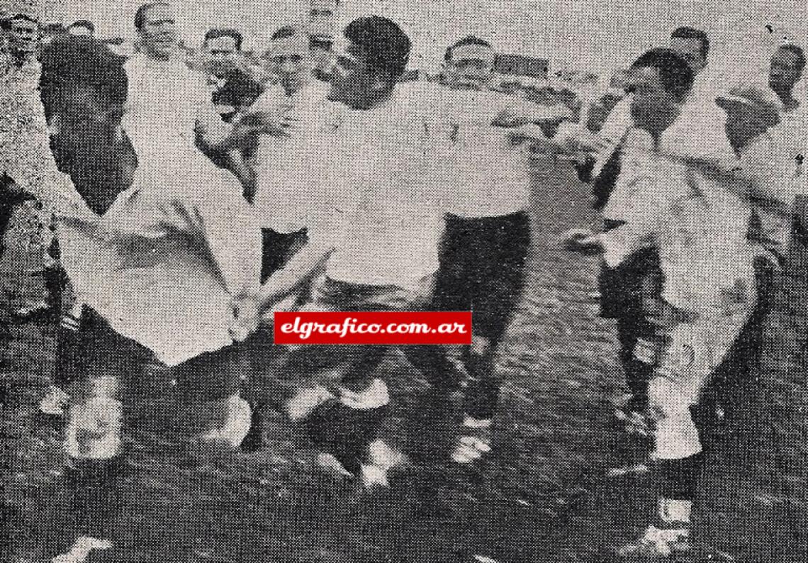 Imagen Monti de Argentina persigue a Lorenzo Fernández de Uruguay, durante la batahola del partido (foto gentileza blog "Viejos Estadios")