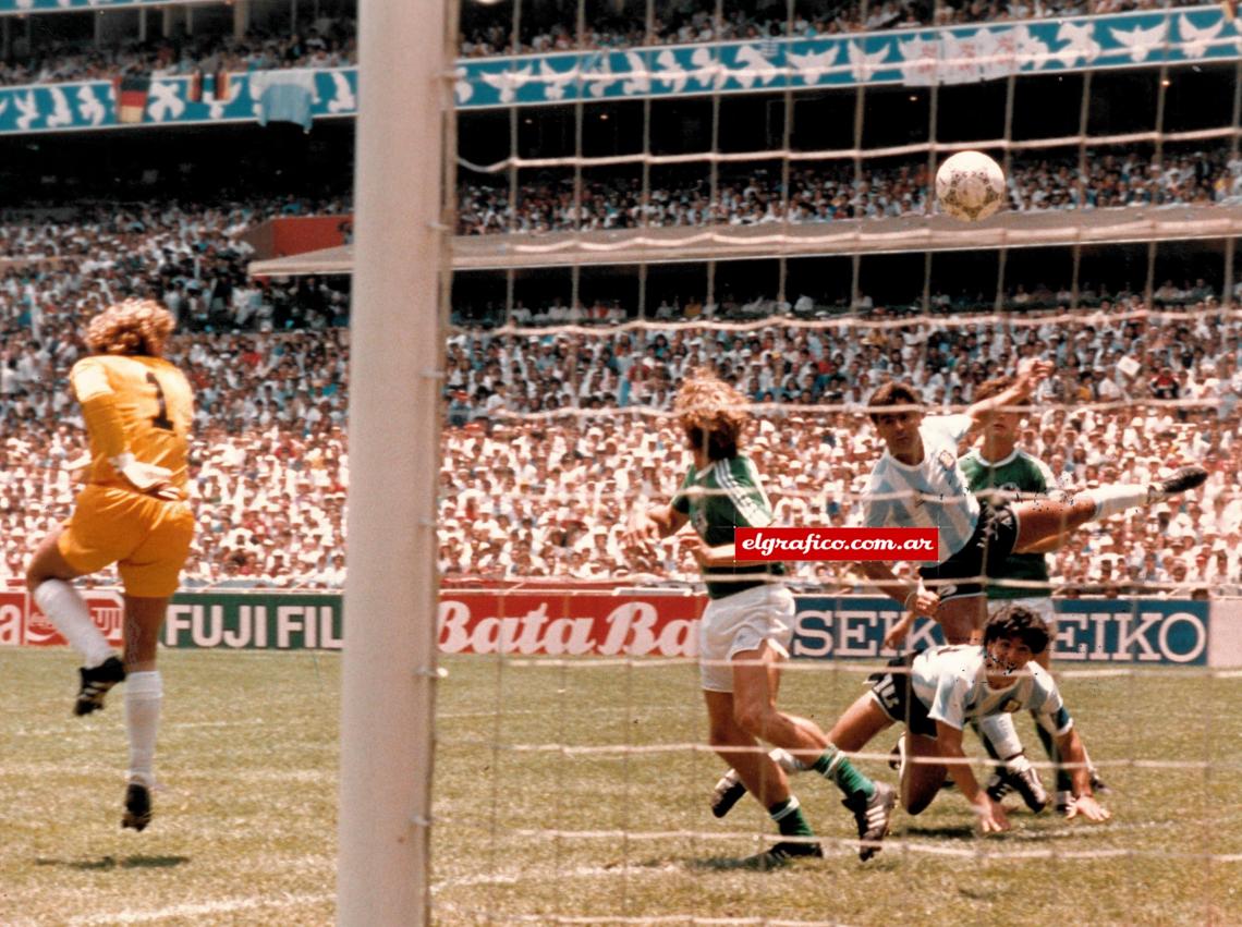 La pelota va en busca de la red, José Luis Brown y Diego Maradona saben que es gol, son testigos los alemanes Schumacher, Jakobs y Förster, que mira detrás de los argentinos.