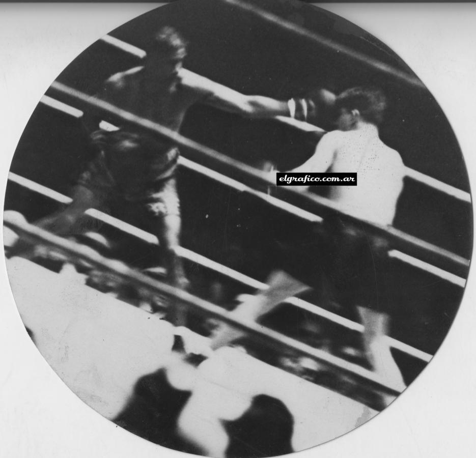 Imagen El 19 de agosto de 1930 Suárez vence por KO en el round 6 a Bruce Flowers, acumulando su decimo triunfo antes del final en 18 peleas.