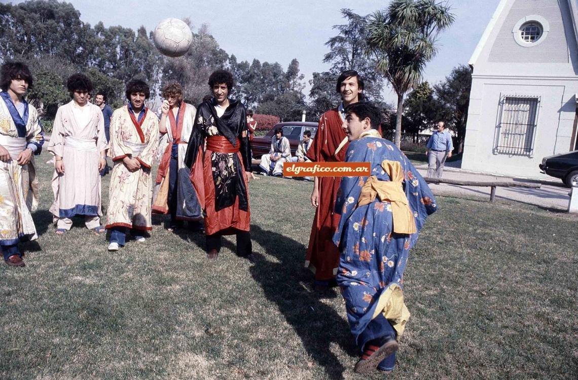 Imagen Ni el kimono es impedimento para que Escudero haga malabarismos con la pelota ante varios testigos "japoneses".