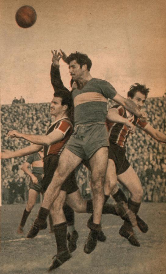 Imagen Violento encontrón frente a la valla de Boca Juniors, al llegar un comer efectuado por Caserio desde la punta derecha. luzzolino y Lanchini contra Vacca y Dezorti. Saldrá ganando el arquero boquease, siempre seguro.