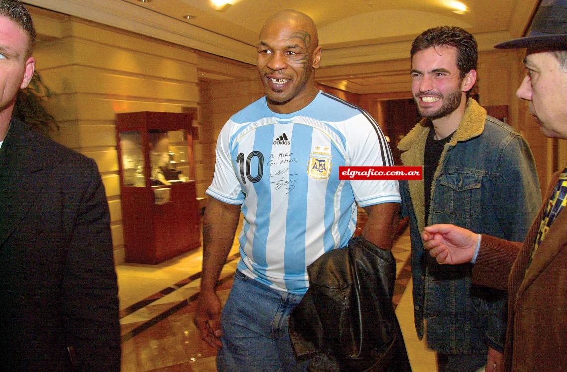 Imagen Admirado por todos, Mike Tyson luce la camiseta de la Selección Argentina.