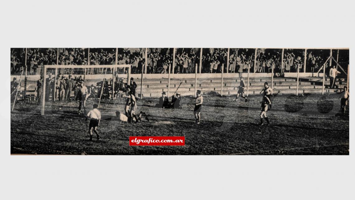 En el partido del domingo último, Boca Juniors y River Plate respondieron a la tradición, pues dejaron la técnica a un lado, para jugar con gran entusiasmo y dinamismo, a veces un tanto vehementes.