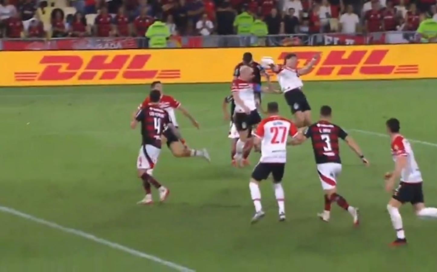 Imagen La pelota dio en el brazo extendido de Román Gómez en la previa del gol de Carrillo.