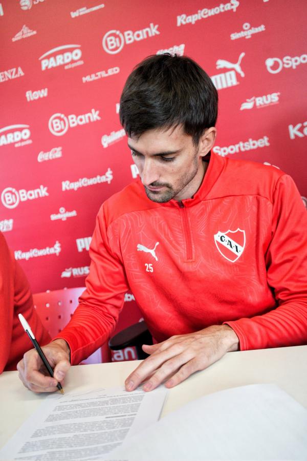Imagen Pussetto y la firma de su contrato hasta diciembre de 2027.