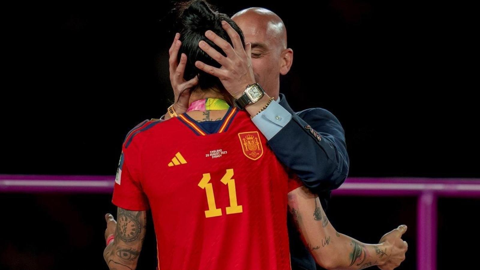 Imagen Un eufórico Luis Rubiales besa a Jenni Hermoso sin su consentimiento tras la final del Mundial.
