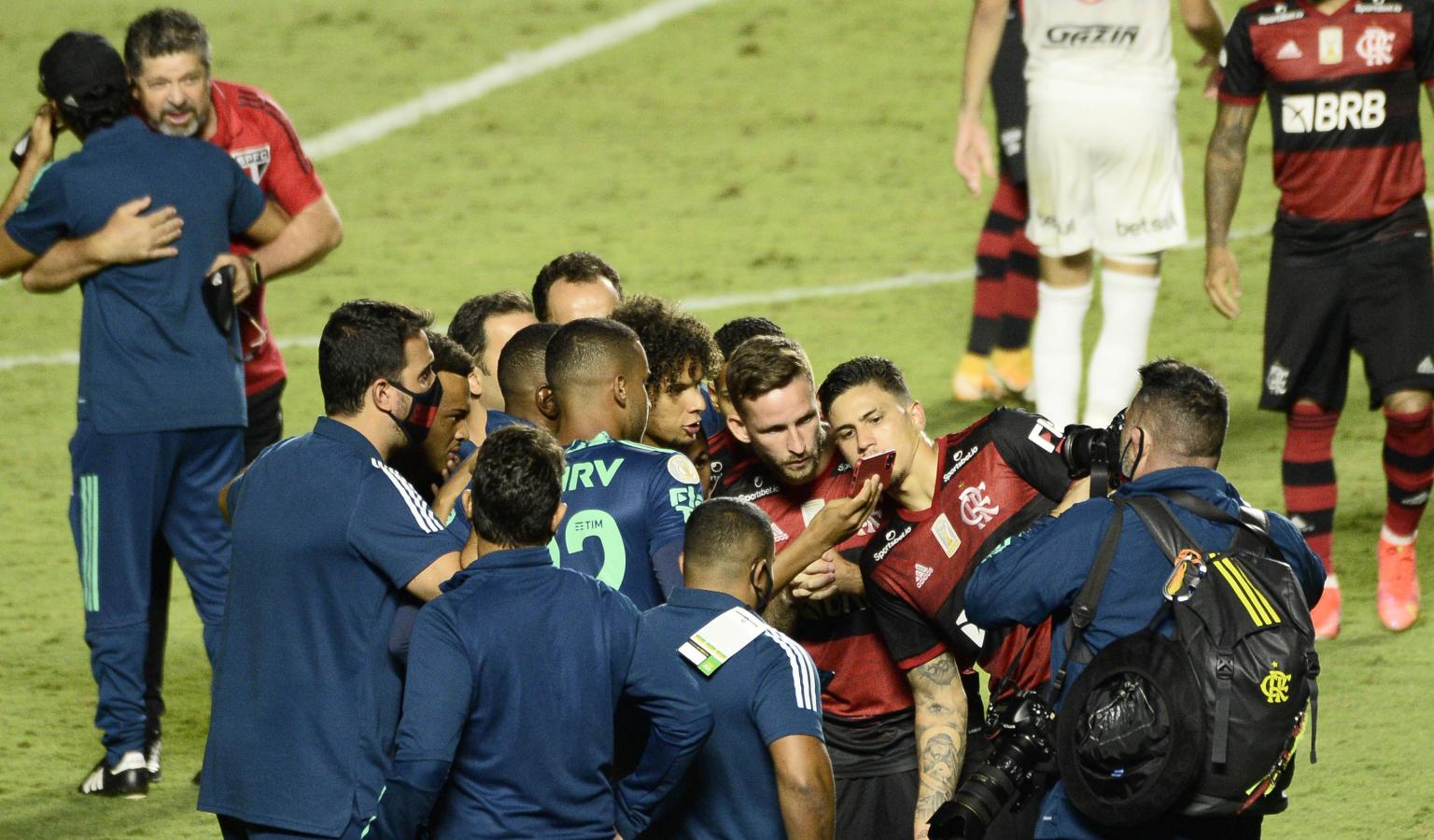 Imagen Los futbolistas de Flamengo viendo los minutos finales del duelo entre Internacional y Corinthians, a puro nervio.