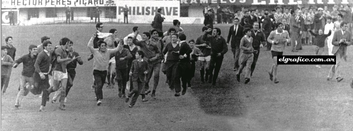 Imagen La vuelta olimpica de los Matadores con un detalle para tener en cuenta: en el fondo aplauden los jugadores de Estudiantes en una actitud para destacar. Solo Bilardo se fue rápido para los vestuarios, ya al Doc no le gustaba ese tipo de demostraciones hacia el rival.