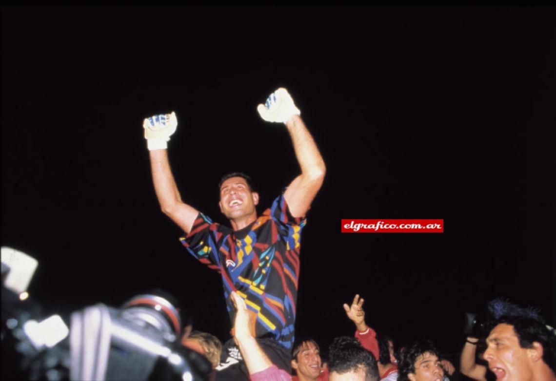 Imagen En andas, celebrando una vez finalizado el partido frente a Racing donde convirtió un gol histórico.