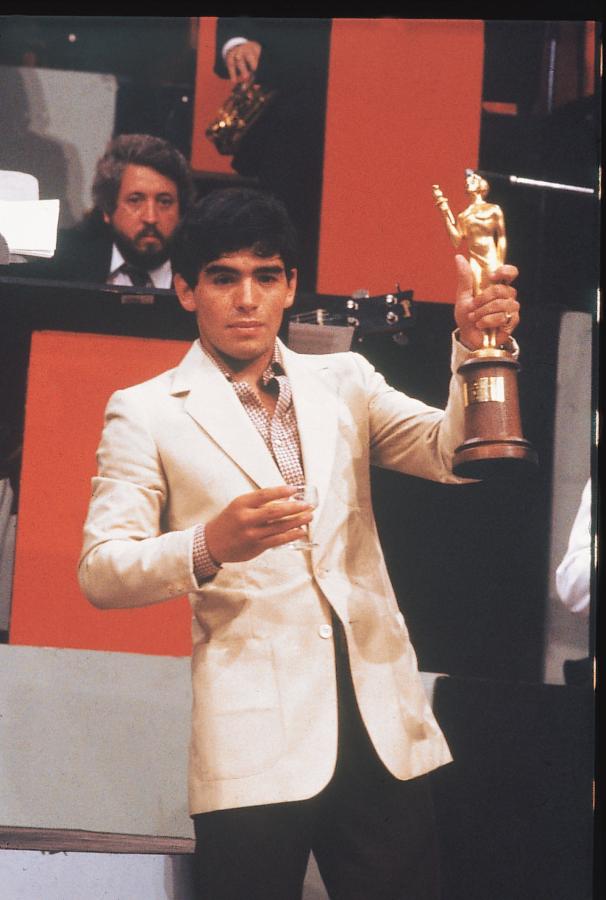 Imagen Maradona y su primer Olimpia de oro, en 1979.