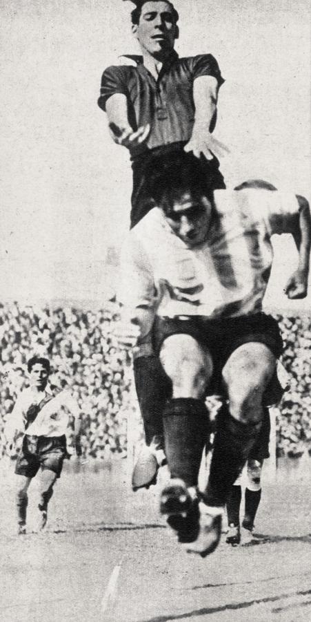 Imagen Jugada frente al arco de Racing, que precedió al cuarto tanto de River Piate; ni Novara ni Alfredo Díaz alcanzan la pelota que, finalmente, lograra Peucelle.