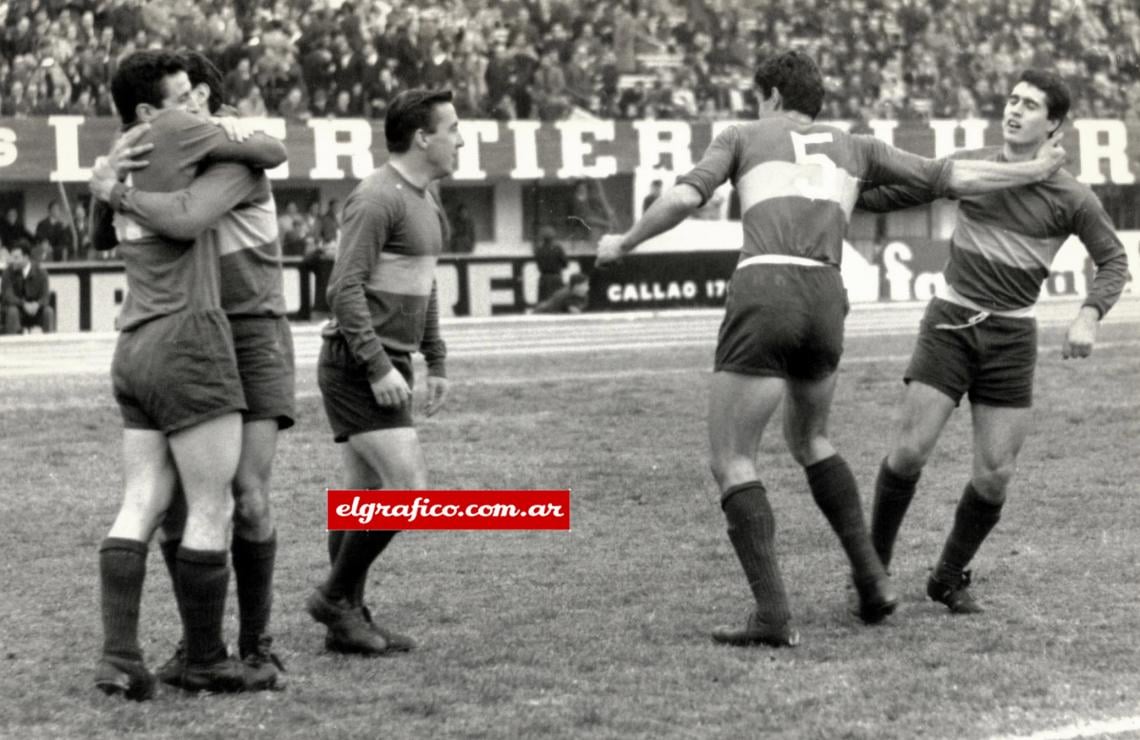 Imagen El gol del triunfo. Rojas le recibió sobre la izquierda, enganchó hacia adentro con la derecha, haciendo pasar de largo a Torrents y volvió a girar, poniéndola contra el poste derecho de Sadurni. Ferreira le brinda su abrazo. Menéndez y Rattín son parte del festejo. 