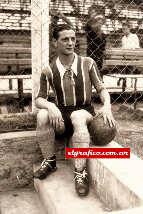 Imagen Renato Cesarini jugando para Chacarita, el club que lo vio nacer como futbolista.