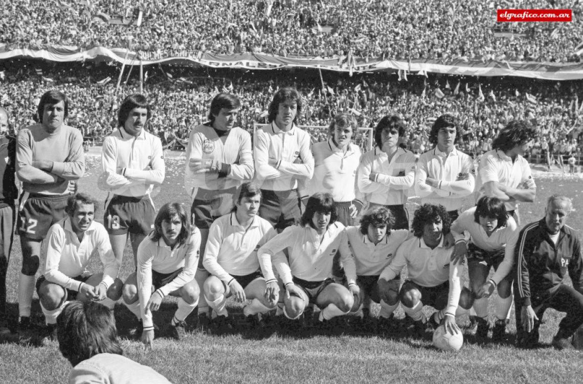 Tocalli, Gaño, Palacios, Milozzi, Gáspari, Zárate, Salinas y Bourgeois, arriba. Merlo, Filardo, Bianchini, Andreucci, Recabarren, Milano y Gómez, abajo. Quilmes hizo historia en Rosario.