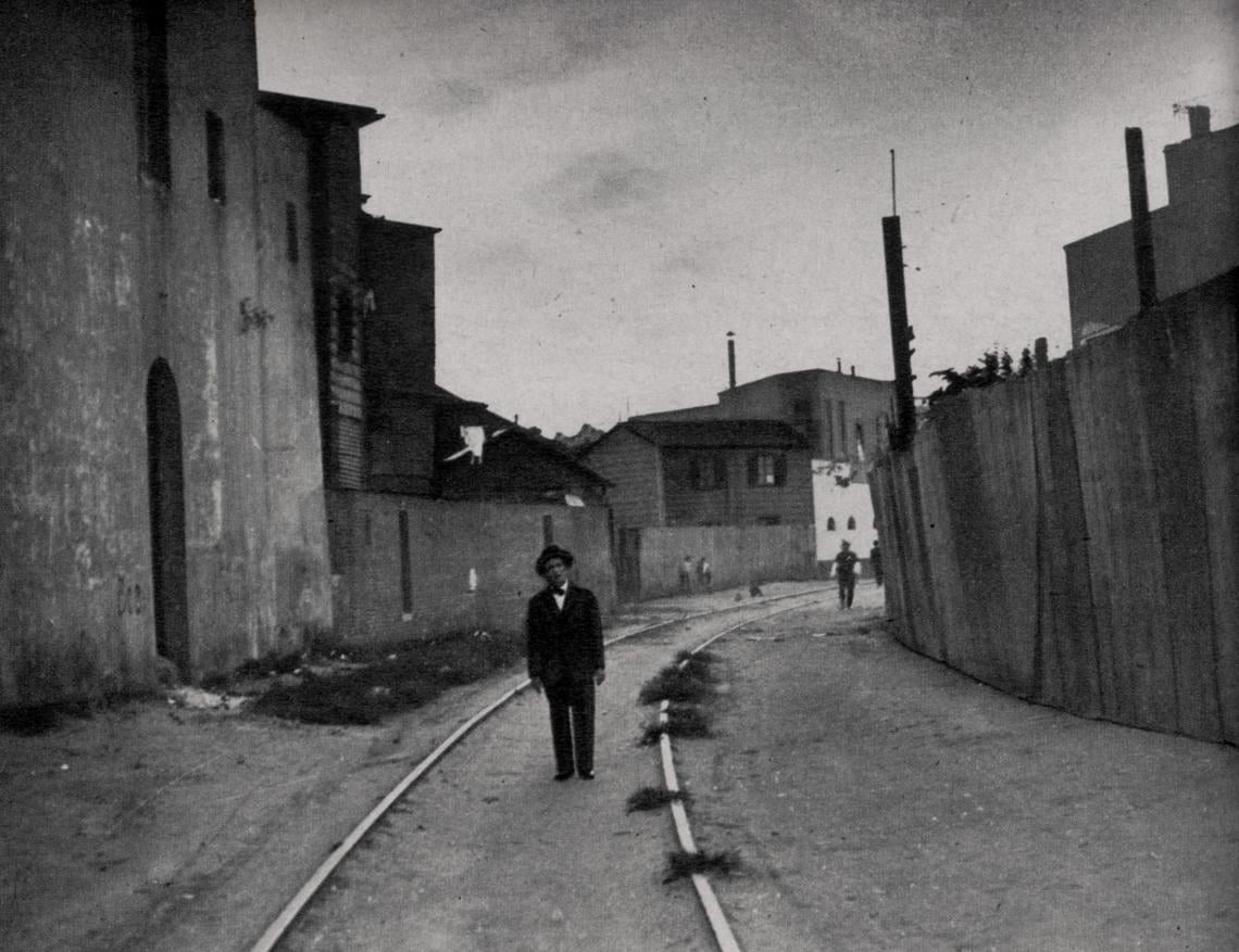 Imagen Aquí nació "Caminito" — nos cuenta Filiberto. — El ambiente, el paisaje, la hora y los recuerdos trajeron a mí los compases que luego dieron vuelta al mundo dejando en cada pueblo un poco de la emoción sentida en este rincón de la Vuelta de Rocha.