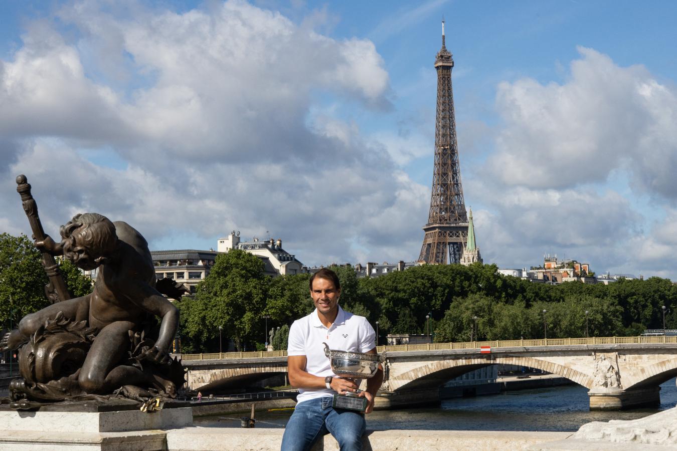 Imagen Rafael Nadal, con la Copa de los Mosqueteros al borde del Río Sena.