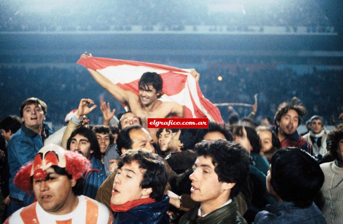 Vuelta olímpica en Avellaneda. "Una vez de chico, fuimos a una excursión a La Plata y pasamos por la cancha de Estudiantes. No entramos, me alcanzó con verla de afuera. A partir de ese día mi sueño fue jugar algún día ahí".