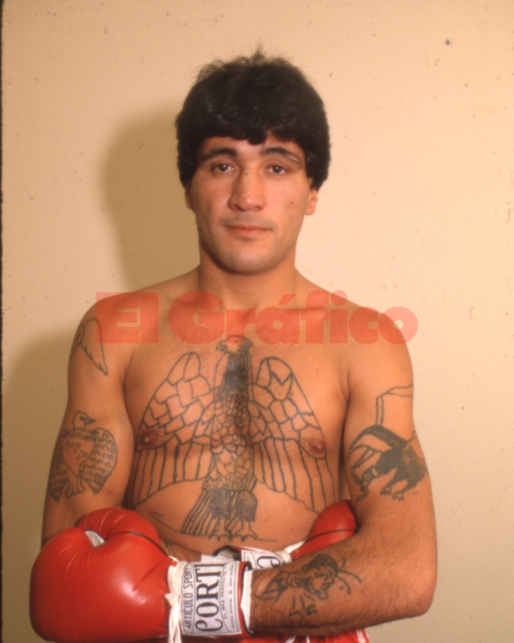 Imagen César Romero y su inmensa águila tatuada en el pecho