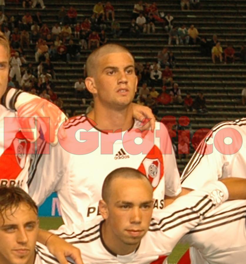 Imagen Mateo Musacchio en una claśica foto de pretemporada, allá por 2005