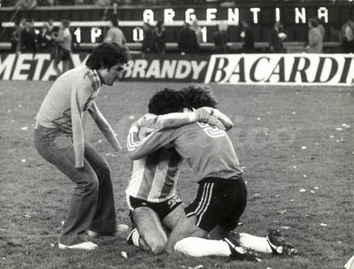 Imagen EL ABRAZO DEL ALMA. "La saqué con un teleobjetivo de 135 milímetros a 250 de velocidad y con un diafragma de 2.8. Logró el Premio Cannon a la mejor foto del Mundial '78 entre 40.000 candidatas. El hincha es Víctor Dell'Acquila. Esta es mi foto más popular. Un señor mandó una carta desde España dirigida a 'El que sacó el abrazo del alma', sin dirección. La carta llegó..."