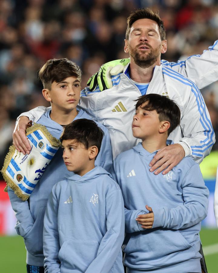 Imagen Durante el Himno y abrazado a sus hijos, Messi intentó contener las lágrimas.