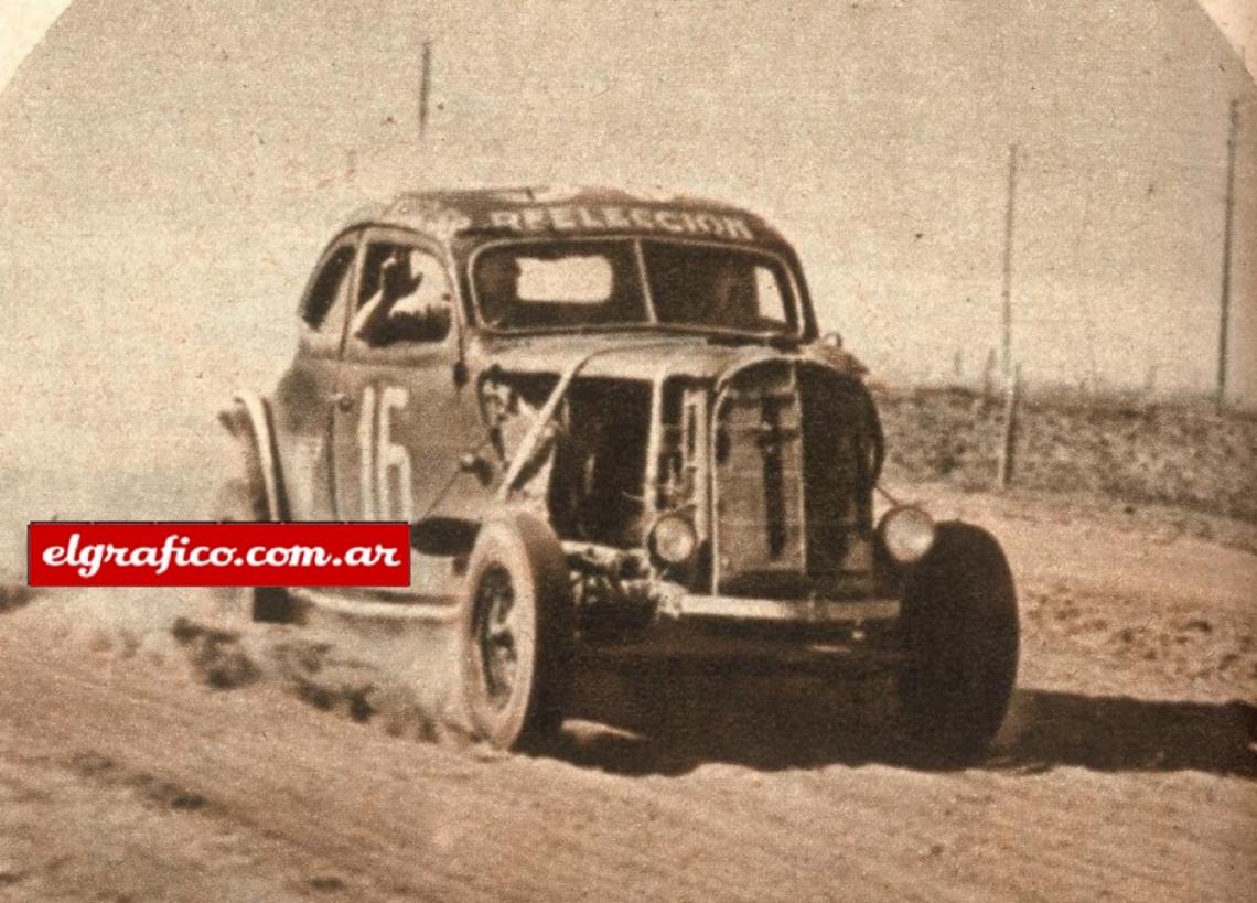 Imagen Entre el séptimo y el octavo lugar anduvo casi toda la carrera M. Beltrame, cuya máquina aparece aquí, hasta que, finalmente, quedó séptimo en la clasificación, general. A la polvareda se sumó el calor para hacer más cansadora la competencia 