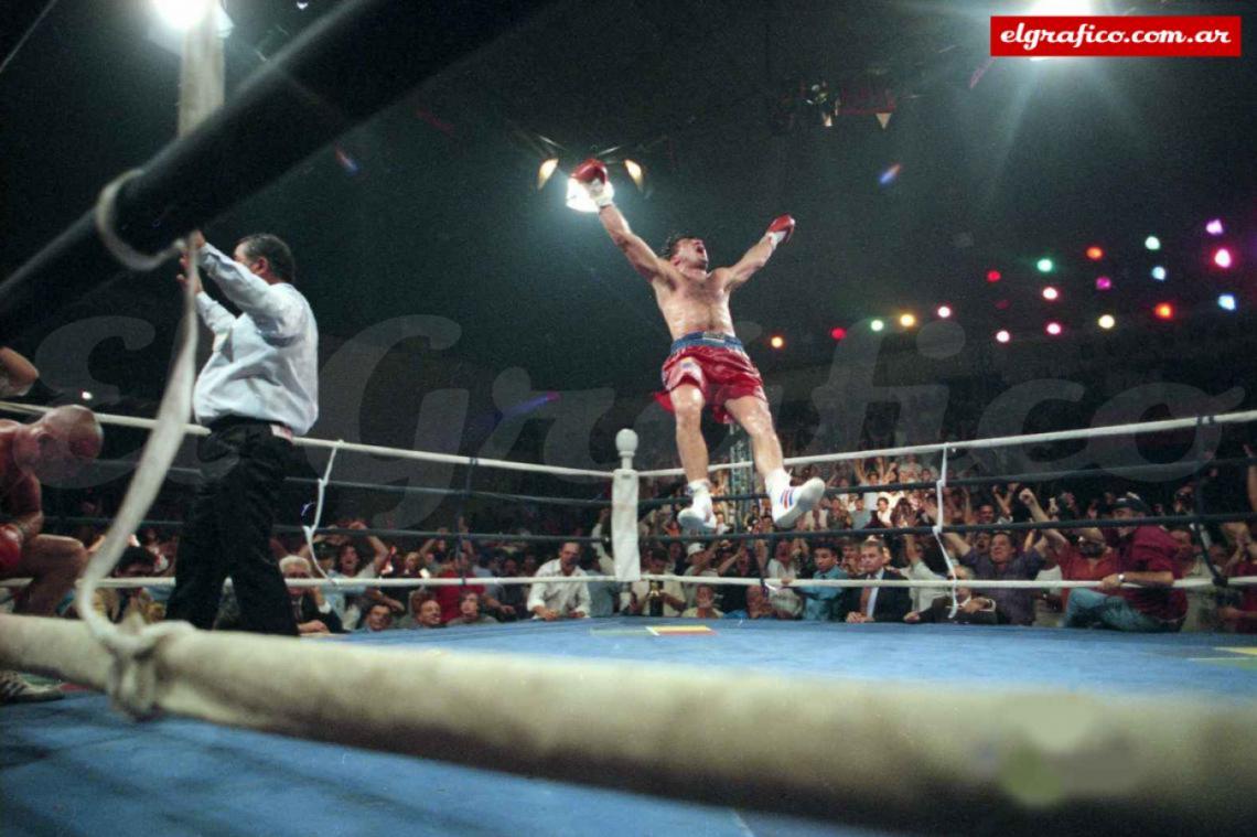 Imagen 1996. El salto del argentino Walter Crucce después de vencer por KO a Ricardo Silva y ganar el título sudamericano de los livianos.