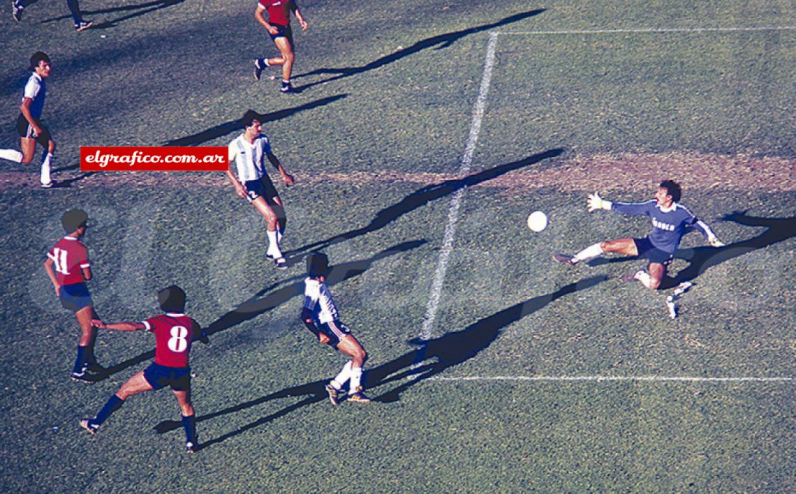 Imagen Cierre inolvidable del Metropolitano 83: gol de Giusti, tras pase de Bochini, para convertirle el 1-0 a Racing en la última fecha del campeonato. Independiente campeón y Racing a la B.