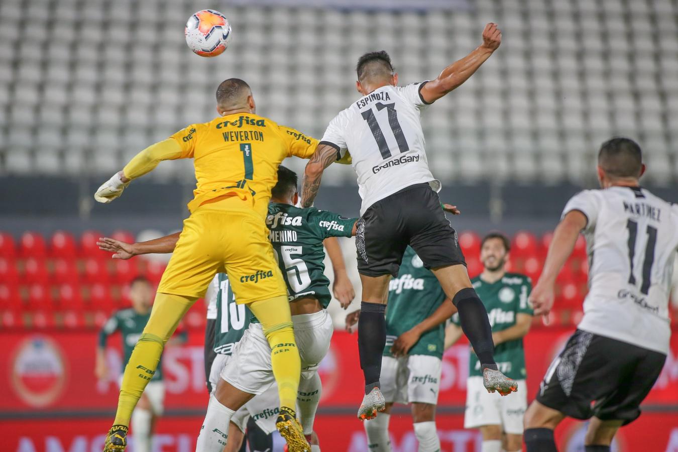 Imagen Espinoza conecta de cabeza y marca el empate para Libertad. Weverton le dio un golpe involuntario en el salto.