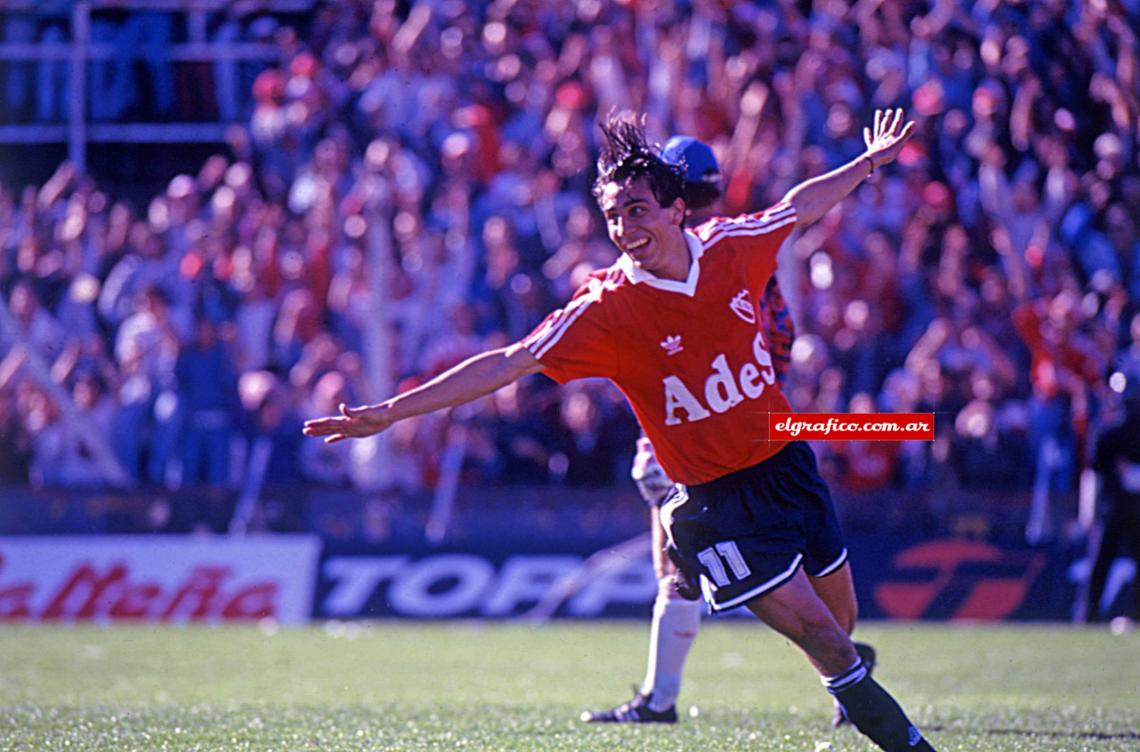 El sello distintivo de sus festejos de gol: “el avión”