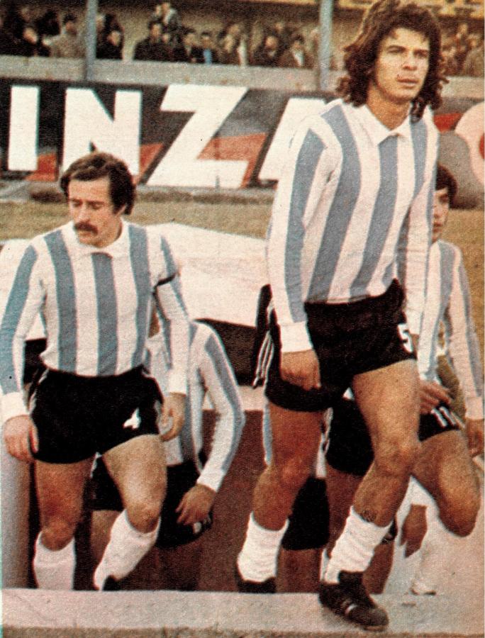 Imagen Asad con la camiseta de la Selección