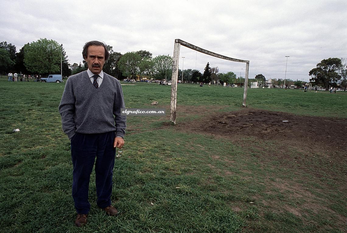 El arquitecto Roberto Ferreira, Nolo como su padre, en la zona donde se levantará la soñada cancha.