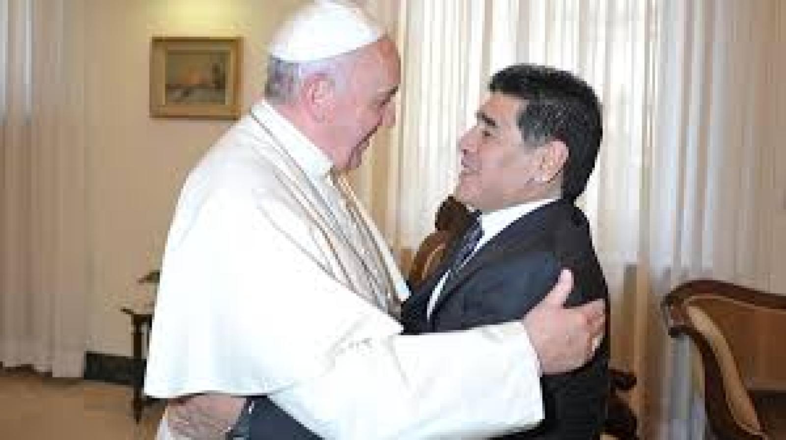 Imagen El abrazo entre Diego Maradona y el Papa Francisco.