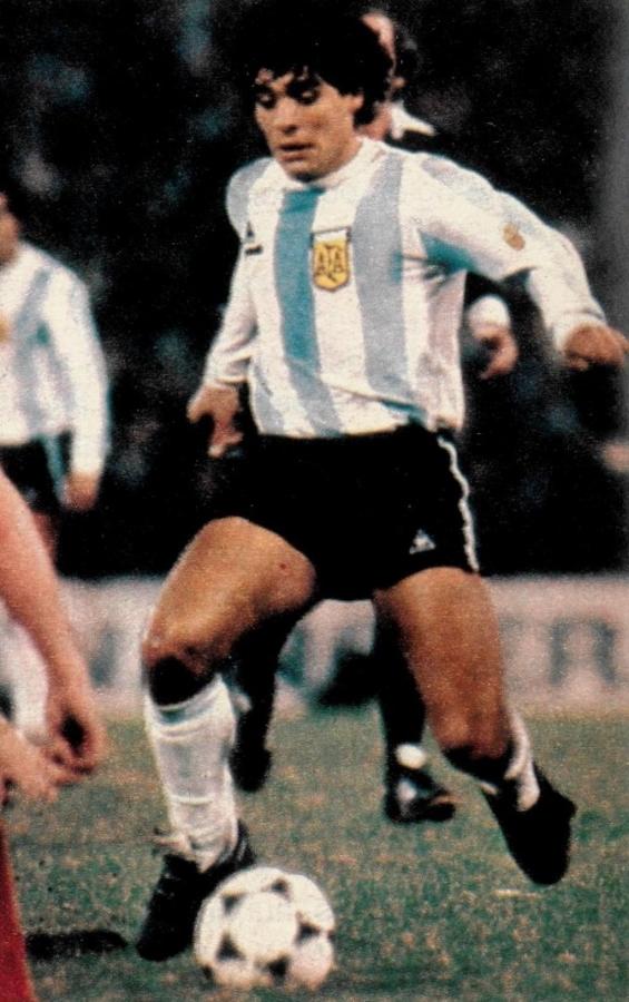 Diego Armando Maradona. Crack en el fútbol de los años ochenta. Crack en cualquier tiempo del fútbol argentino. Sobre todo en aquellos tiempos de ritmo más pausado, con más espacio para recibir, controlar y poner primera.