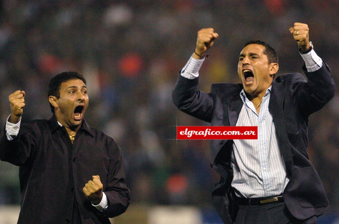 Así vive los partidos en el banco, al lado del Leo Astrada. La foto es de un River-Banfield por la Copa LIbertadores 2005.