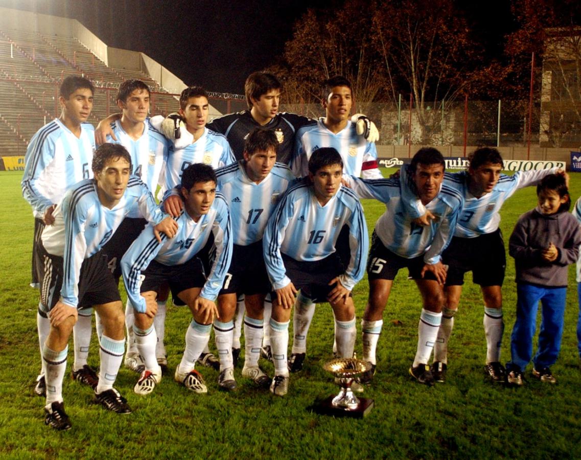 Imagen Los 11 de Argentina ante Paraguay en 2004. Messi aguardaría su momento en el banco de suplentes (FOTOBAIRES)