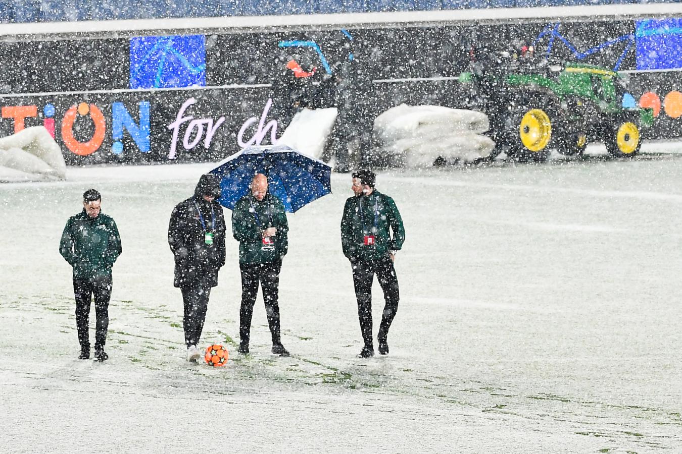 Imagen La nieve imposibilitó que se juegue Atalanta - Villarreal (Isabella BONOTTO / AFP)