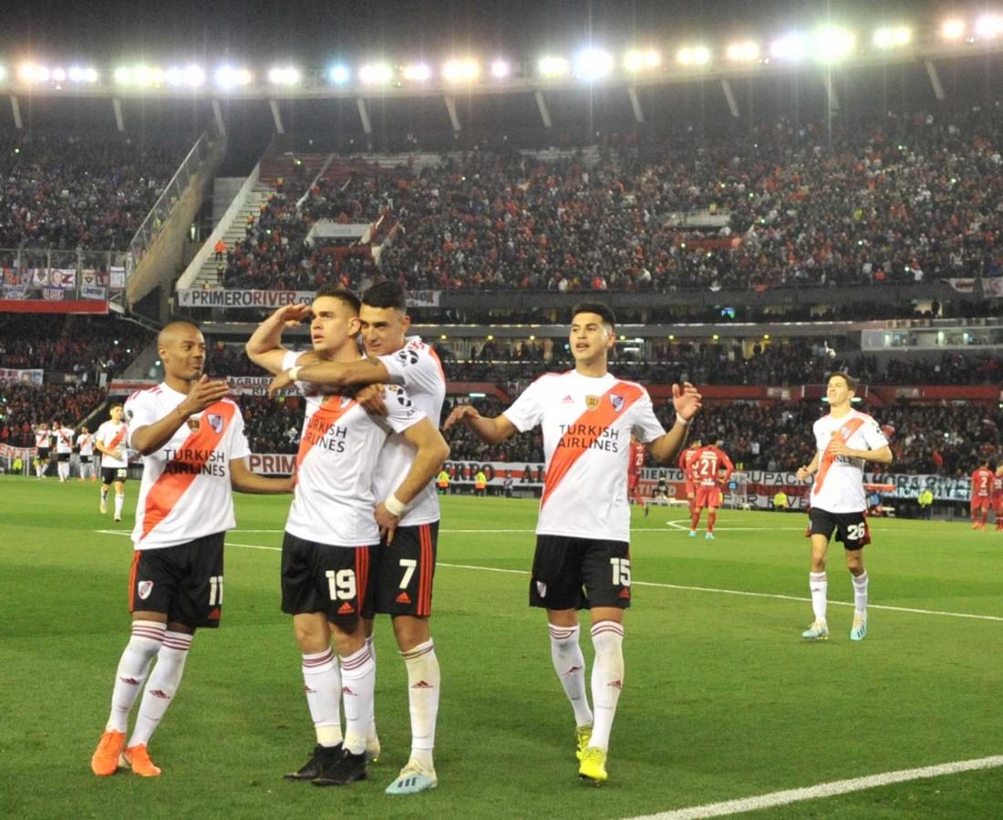 Imagen La venia de Borré. Como acostumbra, Rafael Borré celebra los goles de esta manera. Matías Suárez lo abraza, De La Cruz llega al festejo al igual que Palacios. River 2 – 0 Cerro.