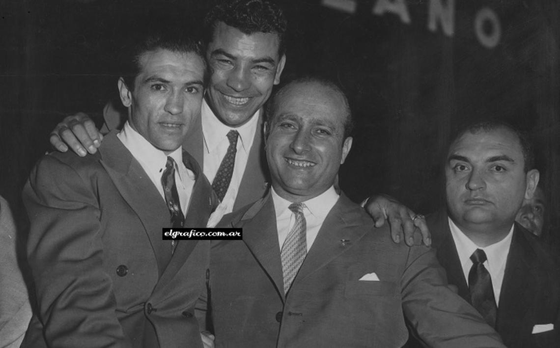  Apogeo. Junto a Mario Díaz, Juan Manuel Fangio y Froilán González en el Luna Park. Una síntesis de la década de los '50. 