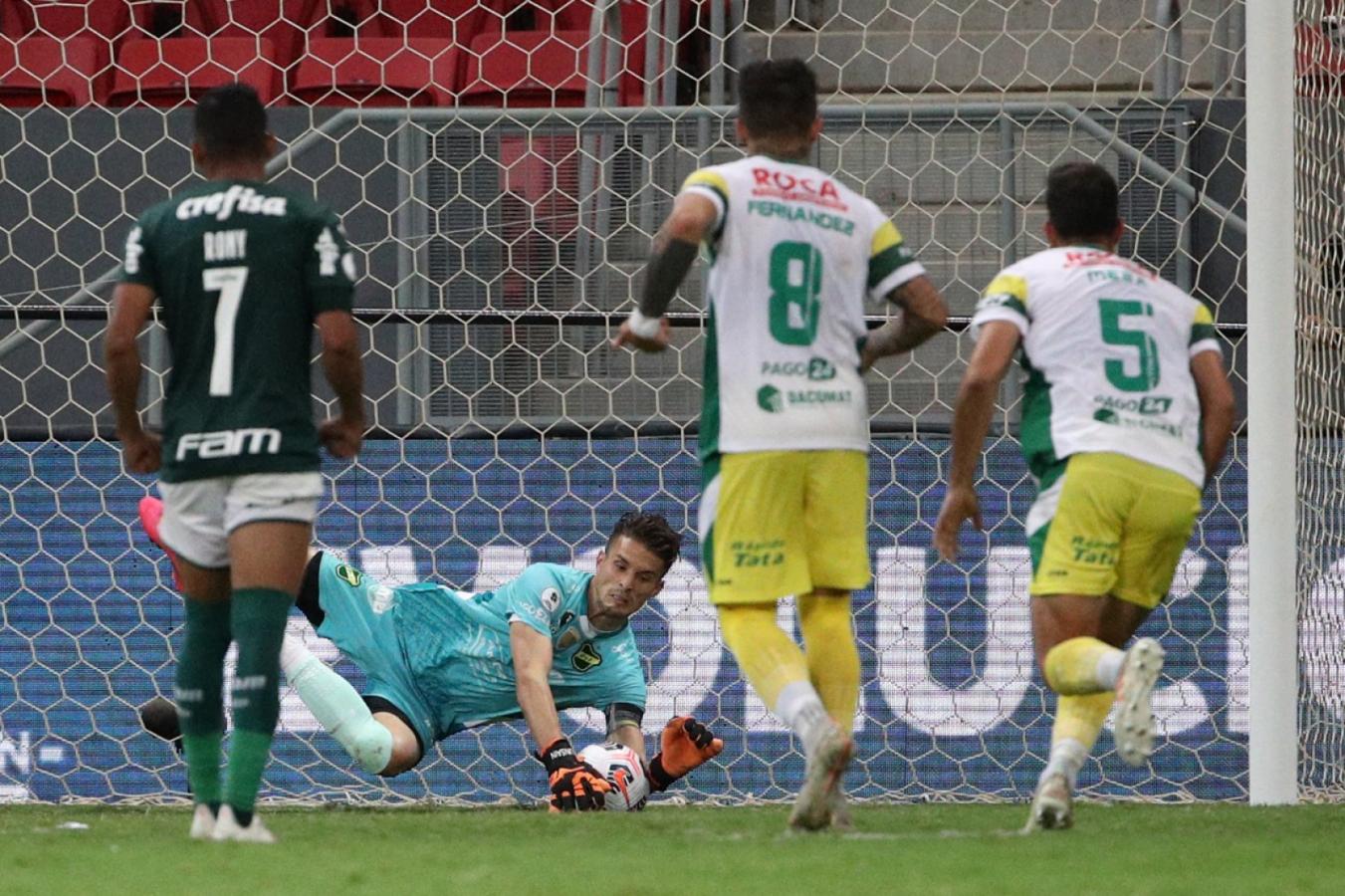 Imagen El penal atajado por Unsain le dio vida a Defensa y Justicia (Buda Mendes / POOL / AFP)