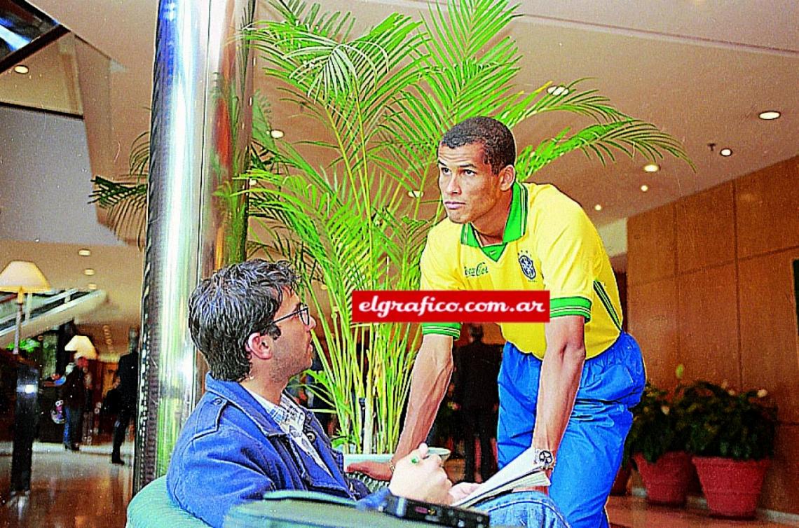 Imagen Hotel Sheraton, concentración brasileña. Para que los demás periodistas no se acerquen, Rivaldo le pidió al hombre de El Gráfico que le hiciera la entrevista sentado.