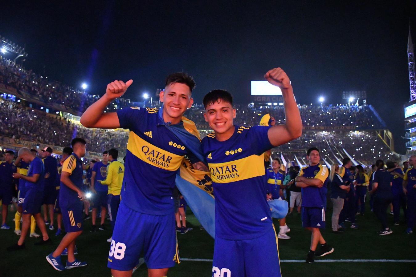 Imagen Los pibes de Boca a pura sonrisa. Vázquez y Zeballos, que marcaron ante Central Córdoba, y su alegría inocultable. 